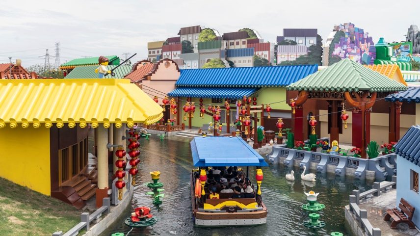 Passeio de barco no Legoland Shanghai Resort. (Foto: Qilai Shen/Bloomberg)