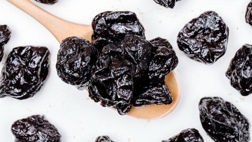 Por causa do processo de desidratação, as ameixas secas contêm mais minerais e antioxidantes do que as frescas (Foto: Freepik)