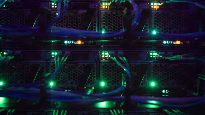 LEDs acendem em um rack de servidores em um data center. (Foto: Picture Alliance | Picture Alliance | Getty Images)