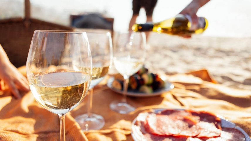 Uma imagem de prazer estival: servindo um vinho espumoso, em pleno pícnic playero. (Foto: Darya Petrenko / Alamy / Cordon Press)