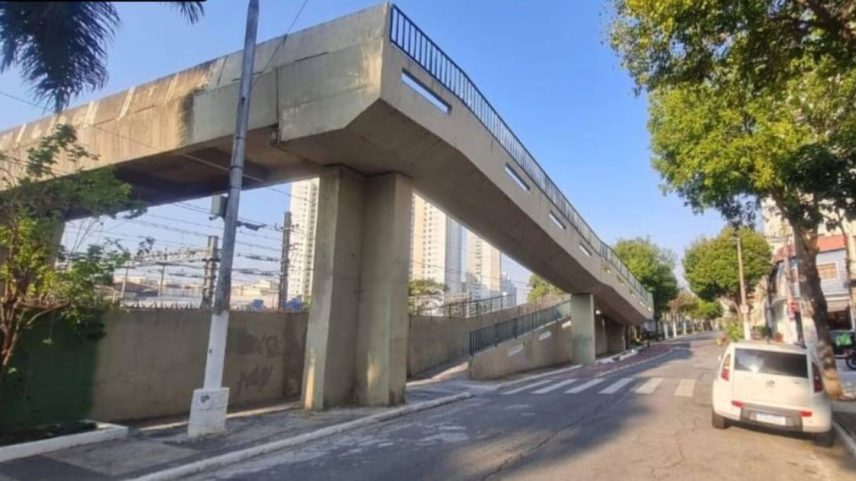 Passarela na Barra Funda, sobre os trilhos da CPTM, onde publicitário foi assaltado e agredido. (Foto: GOOGLE STREET VIEW)