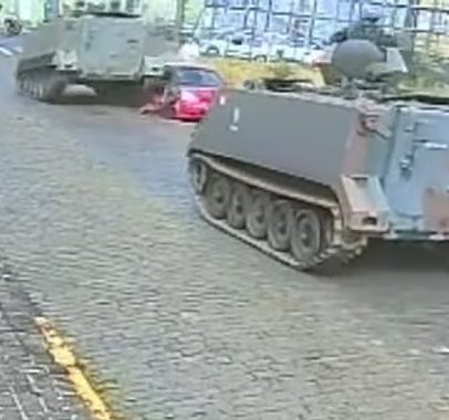 Tanque do Exército invade contramão e atropela carro no Paraná