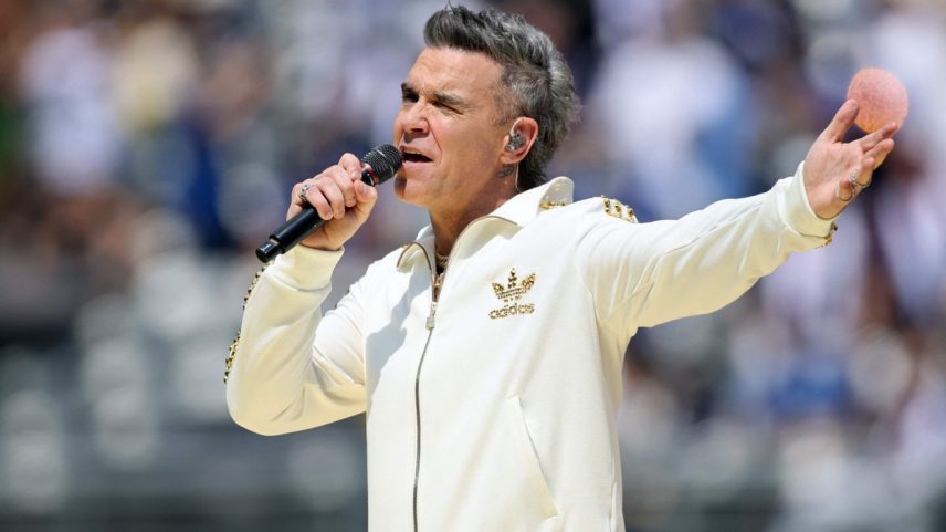 Robbie Williams durante sua apresentação na Final da Copa do Mundo de Clubes da FIFA (Foto: Alex Grimm/ Getty Images via AFP)