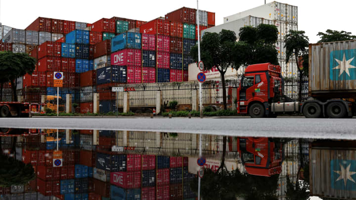 Containers refletidos em uma poça após a chuva, no porto de Yantian em Shenzhen, província de Guangdong, China, 9 de maio de 2025. (Foto: Tingshu Wang | Reuters)
