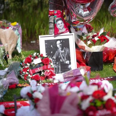 Liverpool homenageia Diogo Jota com escultura e emblema nos uniformes