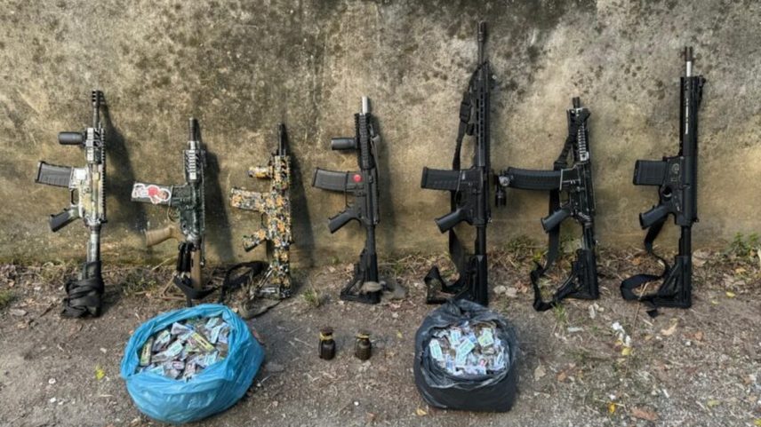 Fuzis apreendidos na Cidade de Deus em operação da PM (Foto: Divulgação Polícia Militar)