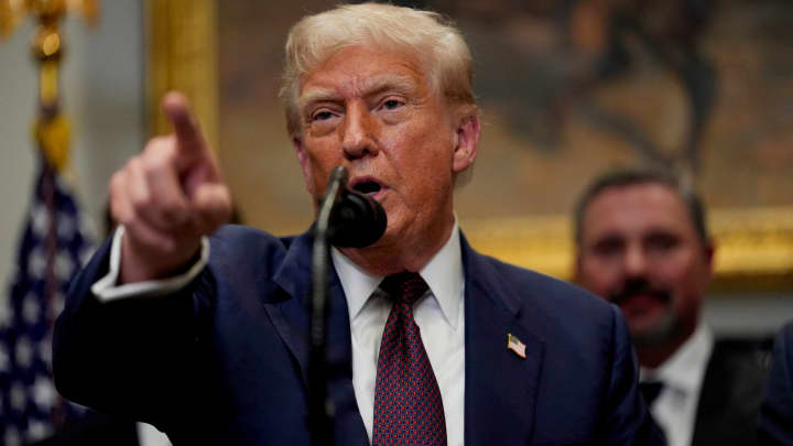 Donald Trump aponta o dedo enquanto faz comentários na Sala Roosevelt da Casa Branca em Washington, D.C., EUA, 31 de julho de 2025. (Foto: Kent Nishimura | Reuters)