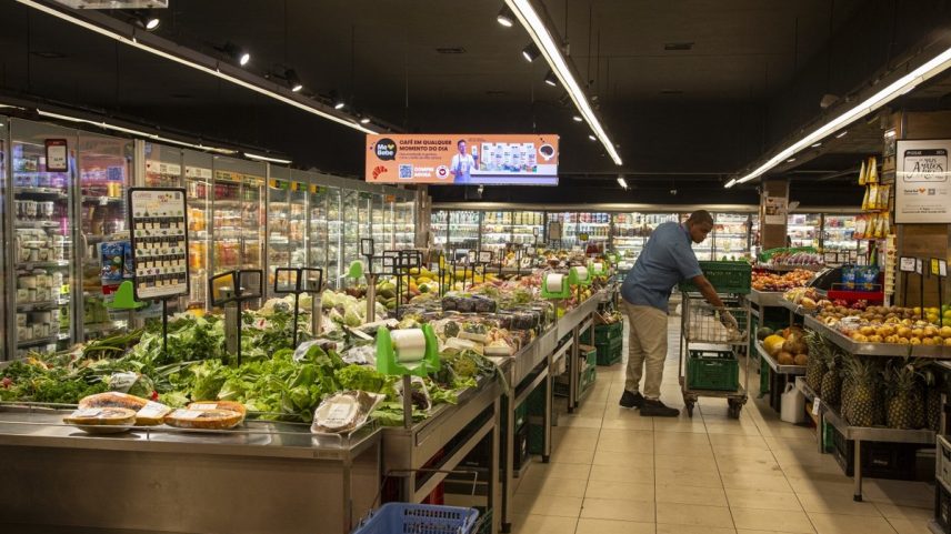 Consumidor em supermercado na Zona Sul do Rio (Foto: Alexandre Cassiano)