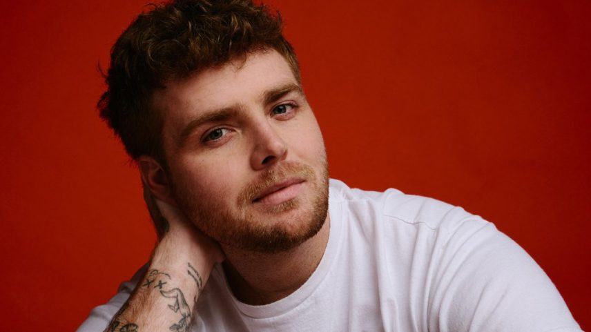 "Ordinary" de Alex Warren completa sua oitava semana no primeiro lugar da parada Hot 100, enquanto "Golden" de HUNTR/X sobe para a segunda posição. (Foto: Reprodução)