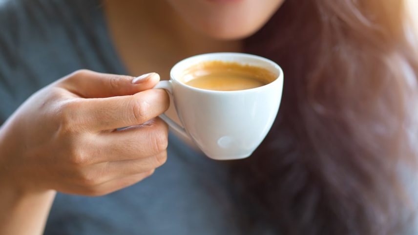 Café concentra diversos compostos considerados protetores da saúde. (Foto: CasanoWa Stutio/Adobe Stock)