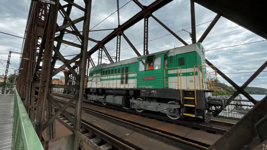 A ponte ferroviária de Vysehrad, com 123 anos, está prestes a ser substituída e realocada. (Foto: BBC)
