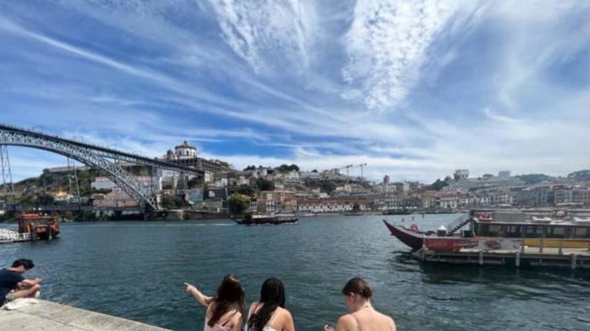 Turistas na área do Cais da Ribeira, no Porto, em Portugal (Foto: Mari Campos)