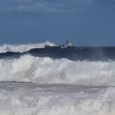 Prefeitura enfrenta dificuldades para acessar praias de Niterói após ressaca marítima