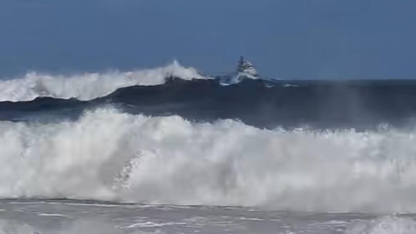 Ondas gigantes na Praia de Piratininga nesta terça-feira (29) (Foto: Reprodução/Instagram)