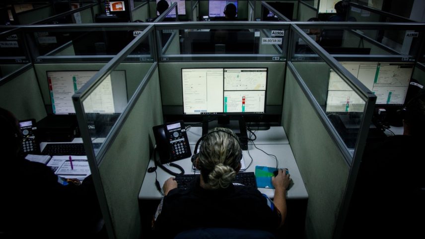 Serviço 190 da Polícia Militar (Foto: Brenno Carvalho / Agência O Globo)
