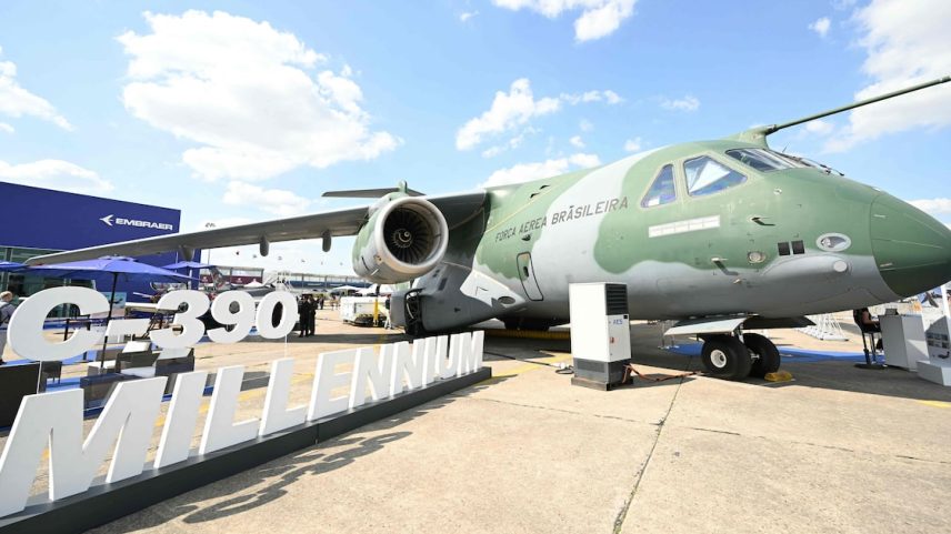 Avião de carga da Embraer em exposição na Paris Air Show; contratos fechados pela brasileira na feira ajudaram a alavancar preço de suas ações (Foto: Photo by Bertrand Guay/ AFP)