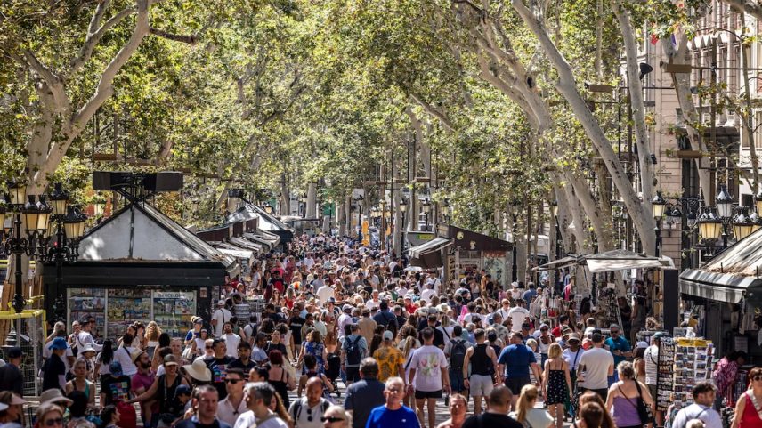 O impacto da entrada de turistas sobre o custo de vida em cidades como Barcelona se tornou questão nacional na Espanha (Foto: Angel Garcia/Bloomberg)