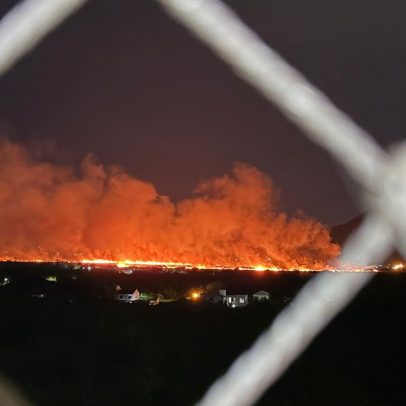 Incêndio atinge área de mata em Vargem Grande e bombeiros trabalham para controlar fogo