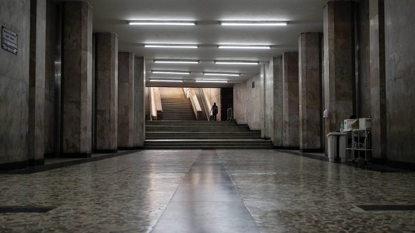 Passagem subterrânea da galeria Prestes Maia, que liga a praça do Patriarca ao vale do Anhangabaú, no centro de São Paulo (Foto: Eduardo Knapp - 3.abr.23/Folhapress)