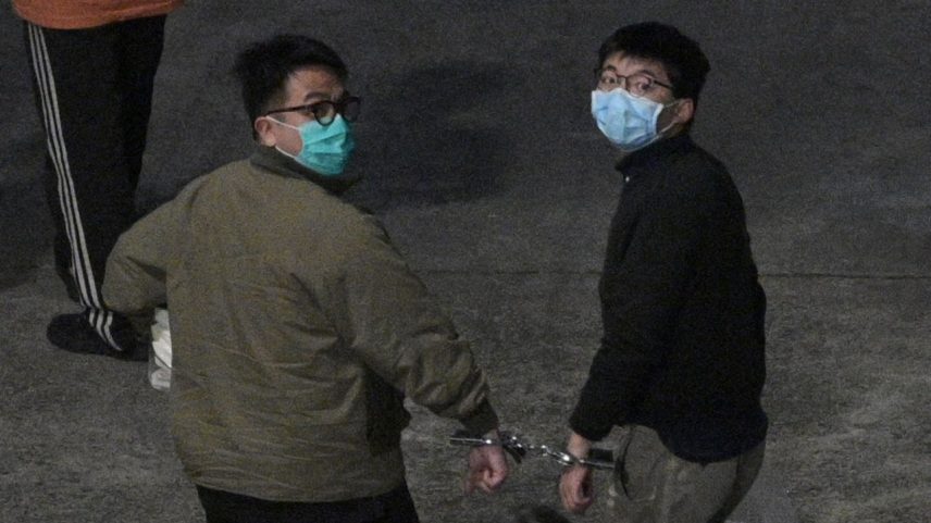 Ativistas Joshua Wong (d) e Ivan Lam chegam ao Centro de Recepção Lai Chi Kok em Hong Kong, após sentença de prisão por participação em protesto ilegal em 2019 - 02/12/2020 (Foto: Anthonny Wallace/AFP)