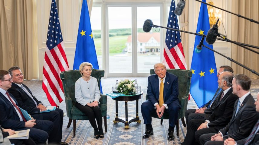 Donald Trump e Ursula von der Leyen, chefe da Comissão Europeia, anunciando um acordo comercial no domingo, 27, na Escócia. Muitos economistas continuam prevendo que as tarifas de Trump resultarão em preços mais altos para os consumidores dos EUA (Foto: Tierney L. Cross/NYT)