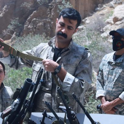 Curdos do PKK destroem armas em cerimônia no Iraque, marcando avanço na paz