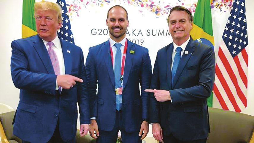 Relações - Com o pai e Donald Trump, em foto de 2019: proximidade com o republicano desde a Presidência de Bolsonaro (Foto: @bolsonarosp/Instagram)