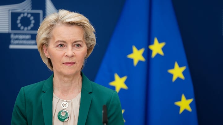 Presidenta da Comissão Europeia, Ursula von der Leyen, conversando com a mídia ao final de uma reunião bilateral no Berlaymont, sede da Comissão Europeia, em 13 de julho de 2025, em Bruxelas, Bélgica. (Foto: Thierry Monasse | Getty Images News | Getty Images)