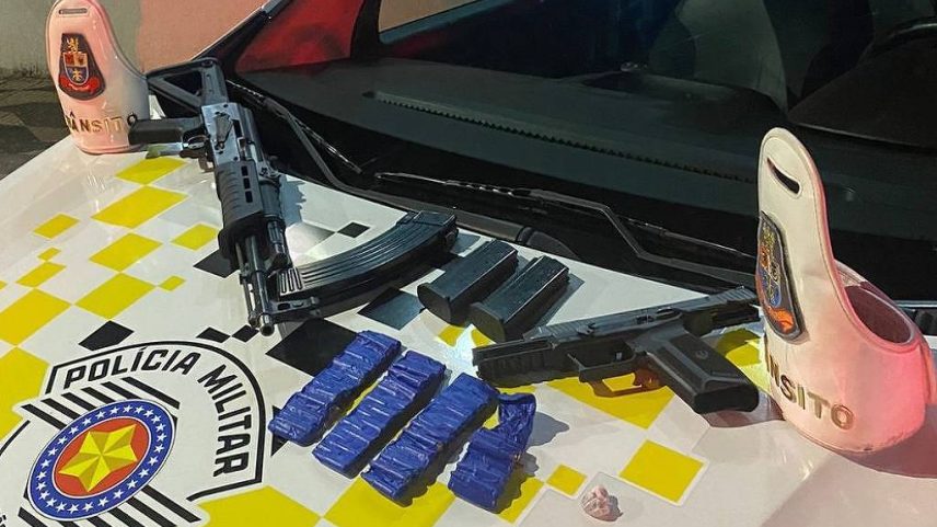 Armamento apreendido com a suspeita de 34 anos (Foto: Divulgação Polícia Militar)