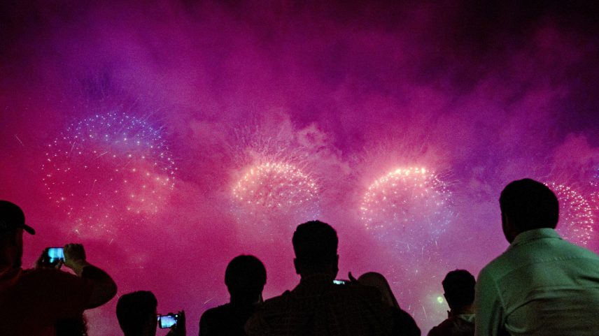 Espectadores na orla do Brooklyn assistem aos fogos de artifício sobre o East River durante a celebração anual da Macy’s em Nova York – 04/07/2023 (Foto: Amir Hamja/The New York Times)