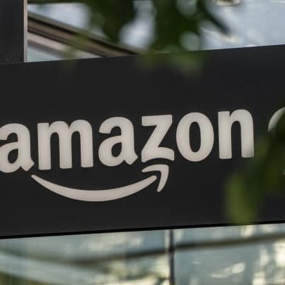 Amazon avança com iniciativa de satélites e Apple se recupera com relatório de IA
