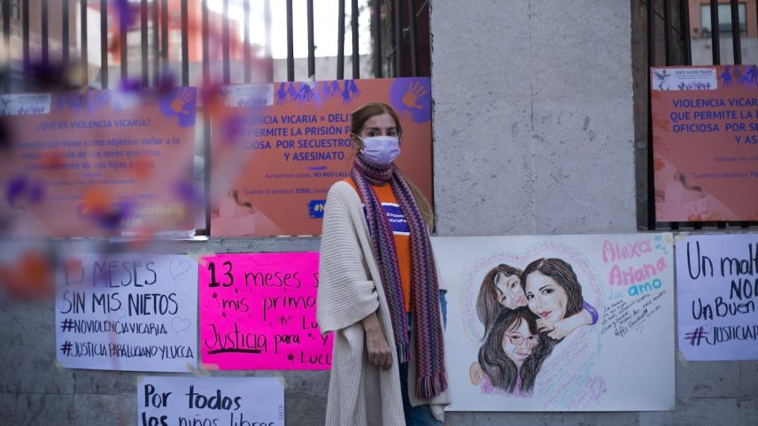 O coletivo Frente Nacional Mulheres em uma protesta nos Juzgados Familiares da Cidade do México para pedir que se tipifique como delito a violência vicária. (Foto: Quetzalli Nicte Ha)
