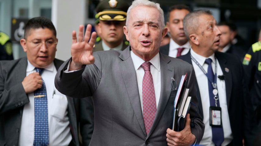 Álvaro Uribe, após sair de uma audiência em seu julgamento por manipulação de testemunhas, em fevereiro de 2025. (Foto: Fernando Vergara/AP)