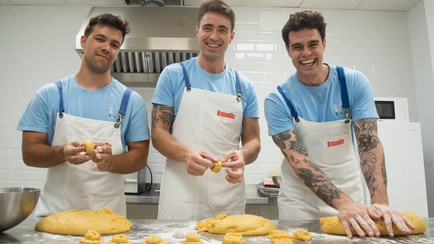 Álvaro Venegas, Marcos Zalazar e Jorge Méndez, fundadores e sócios de Bercianitas, em seu obrador de Méntrida (Toledo). (Foto: Belen Díaz)