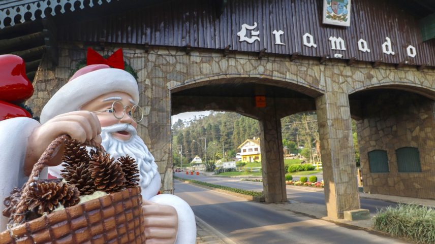Escultura de Papai Noel em frente a um dos portais de entrada de Gramado, na Serra Gaúcha (Foto: Divulgação/Cleiton Thiele/SerraPress)