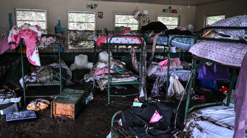 Interior de cabana no Camp Mystic, local onde meninas desapareceram após enchente (Foto: Ronaldo Schemidt/AFP)