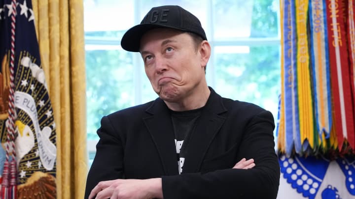O CEO da Tesla, Elon Musk, fala ao lado do presidente dos EUA, Donald Trump, para repórteres no Salão Oval da Casa Branca em 30 de maio de 2025, em Washington, DC. (Foto: Kevin Dietsch | Getty Images)