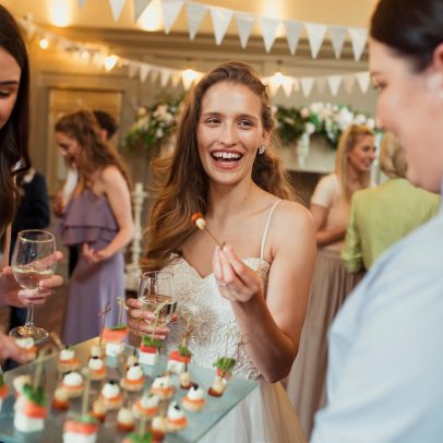 Mitos sobre casamentos em coquetel e motivos para evitar longos banquetes