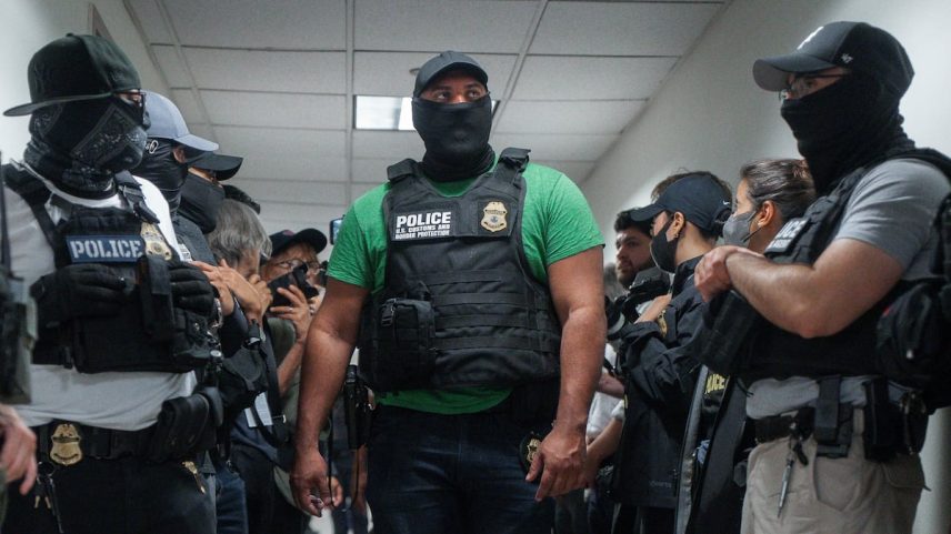 Agentes federais enmascarados esperam do lado de fora de um tribunal de imigração, em Nova York, no dia 8 de julho de 2025. (Foto: Olga Fedorova/AP)