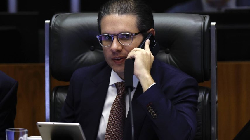 Hugo Motta na sessão em que a Câmara derrubou a alta do IOF decretada por Lula (Foto: Pedro Ladeira - 25.jun.25/Folhapress)