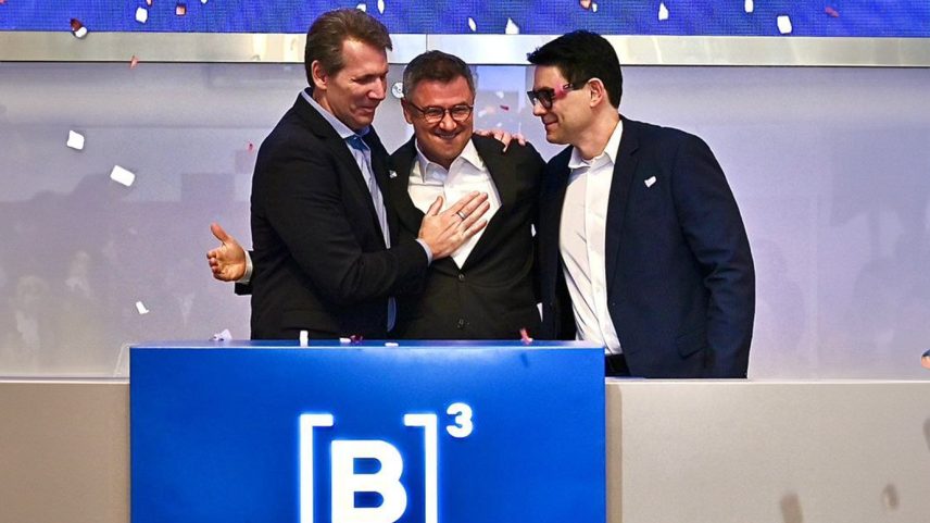 Lojas Renner S.A: Fabio Faccio, Carlos Souto e Daniel dos Santos tocaram a tradicional sineta de abertura do pregão na B3. (Foto: Renner /Divulgação)