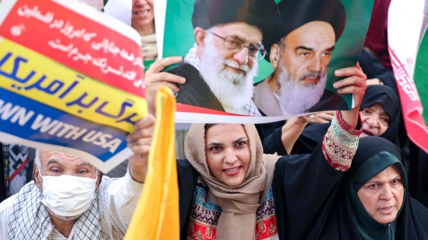Iraniana segura cartaz com retratos do líder supremo Ali Khamenei e do falecido aiatolá Khomeini, durante celebração pelo cessar-fogo entre Irã e Israel, em Teerã (Foto: ATTA KENARE / AFP)