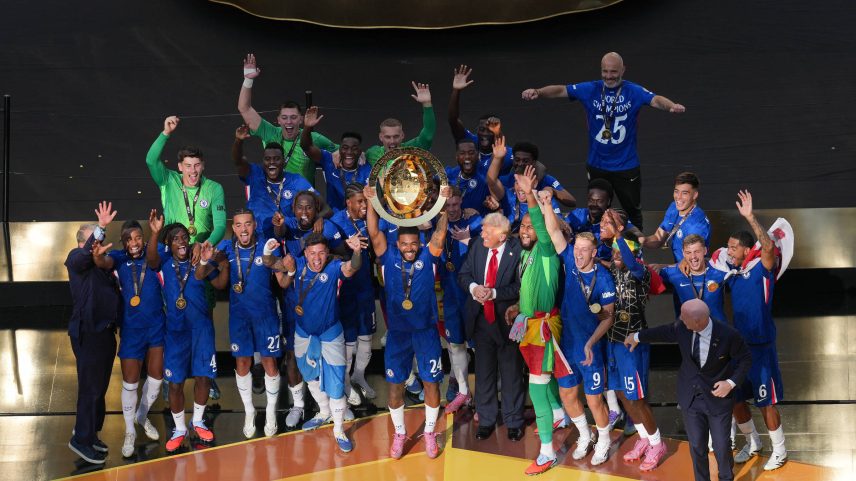 Jogadores do Chelsea comemoram título da Copa do Mundo de Clubes com a presença do presidente Donald Trump. (Foto: Huang Zongzhi - 13.jul.2025/Xinhua)