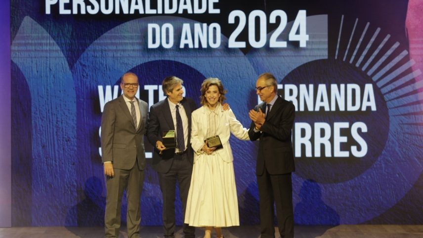Walter Salles e Fernanda Torres entre Alan Gripp, diretor de redação do GLOBO (esq.), e João Roberto Marinho, presidente do Grupo Globo (Foto: Alexandre Cassiano)