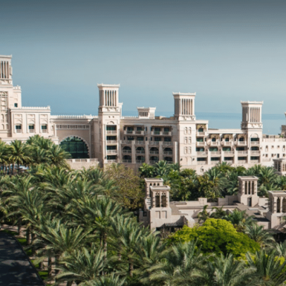 Velha Dubai utiliza torres de vento e muros altos para combater calor intenso