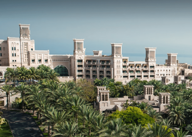 Madinat Jumeirah, luxuoso complexo de edifícios residenciais e comerciais em Dubai, possui diversas torres eólicas (estruturas mais altas na imagem) para melhorar a circulação do vento e apaziguar o calor (Foto: Divulgação/Madinat Jumeirah)