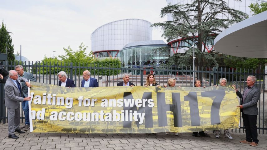 Familiares de vítimas do derribo do voo MH17 em 2014, ante a sede do TEDH, que este miércoles ha considerado a Rusia culpable de aquel siniestro. (Foto: Antonin Utz/AP)