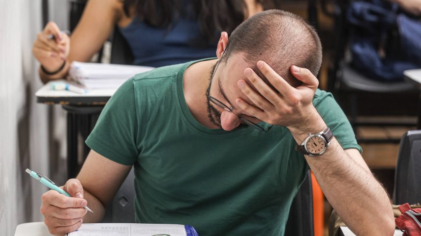 Estudante durante aula de cursinho preparatório para primeira fase do Enem, em São Paulo (Foto: Rafaela Araújo - 31.out.24/Folhapress)
