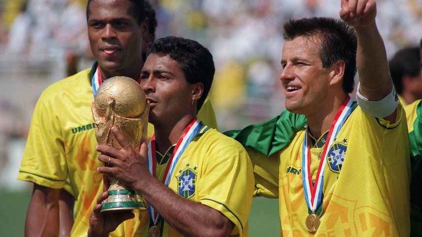 Romário beija a taça de campeão mundial, ao lado de Dunga (à dir.) e de Ronaldão (ao fundo) (Foto: Daniel Garcia - 17.jul.1994/AFP)