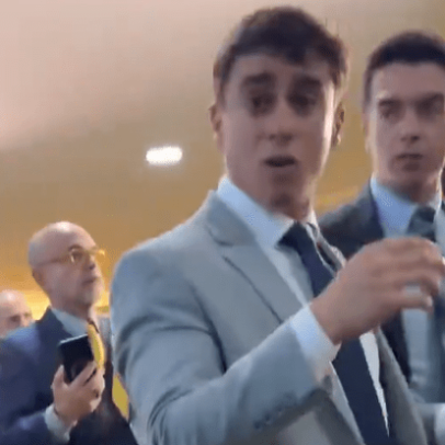 Confusão na Câmara deixa Nikolas Ferreira ferido durante visita de Bolsonaro